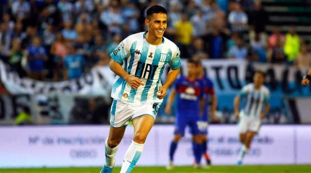 华体会体育-66米外吊射 他打进南美足联赛事历史上最远进球！